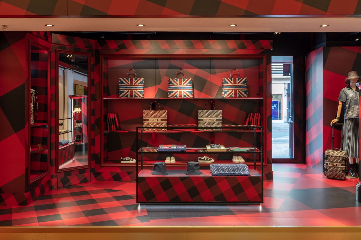 Binnenkijken bij de pop-up winkel van Dior in Harrods Binnenkijken bij de pop-up winkel van Dior in Harrods