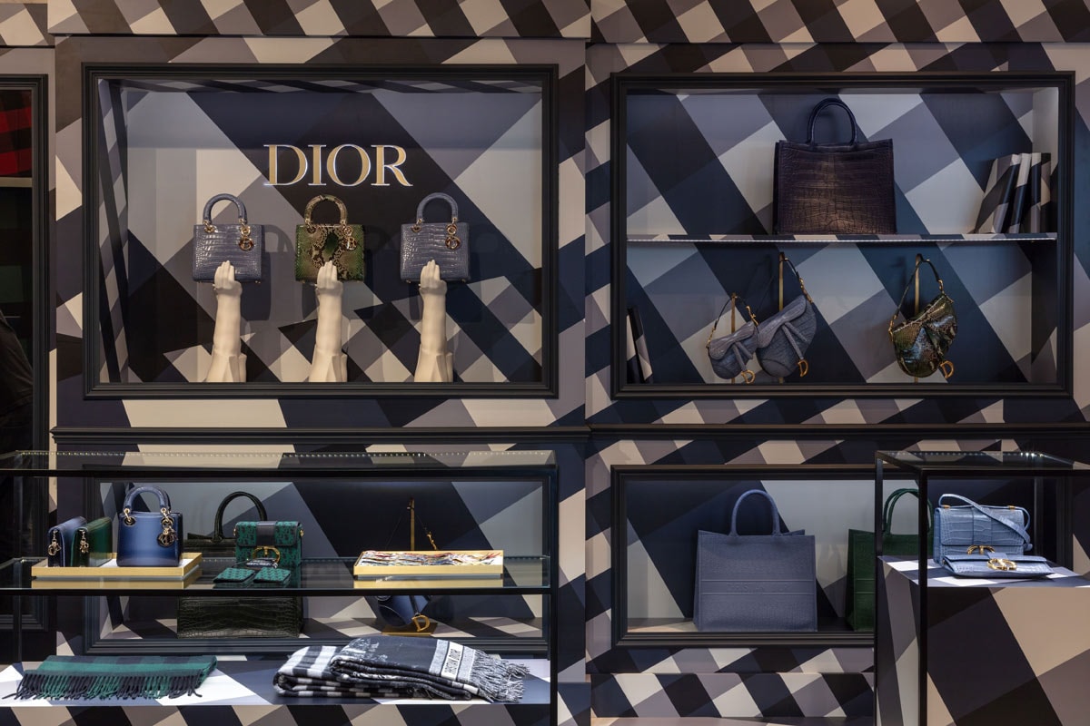 Binnenkijken bij de pop-up winkel van Dior in Harrods Binnenkijken bij de pop-up winkel van Dior in Harrods