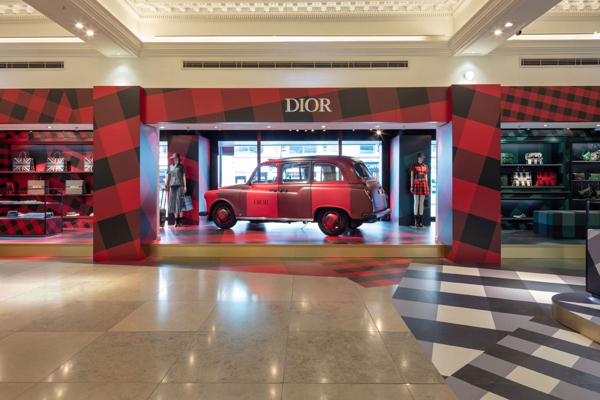 Binnenkijken bij de pop-up winkel van Dior in Harrods Binnenkijken bij de pop-up winkel van Dior in Harrods