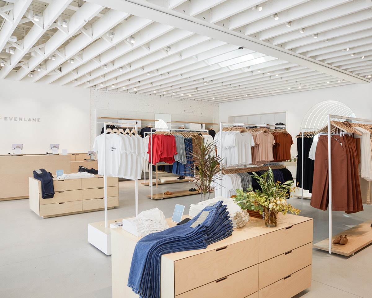 Everlane introduceert paskamer service in nieuwe LA winkel Everlane introduceert paskamer service in nieuwe LA winkel