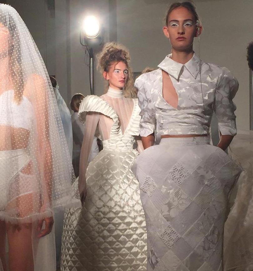 Tesswithlotte laat publiek wegdromen bij demi-couture van vintage trouwjurken Tesswithlotte laat publiek wegdromen bij demi-couture van vintage trouwjurken