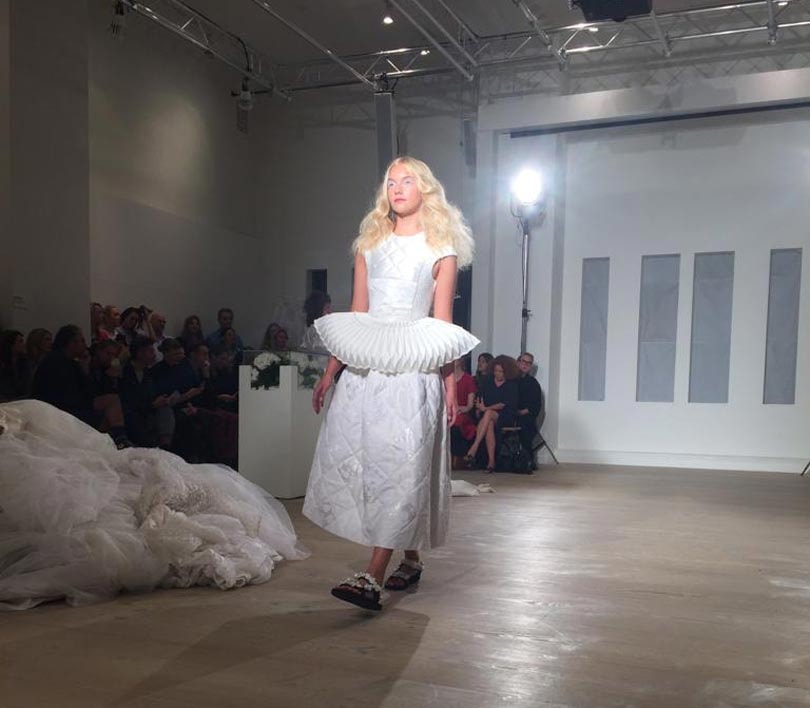 Tesswithlotte laat publiek wegdromen bij demi-couture van vintage trouwjurken Tesswithlotte laat publiek wegdromen bij demi-couture van vintage trouwjurken