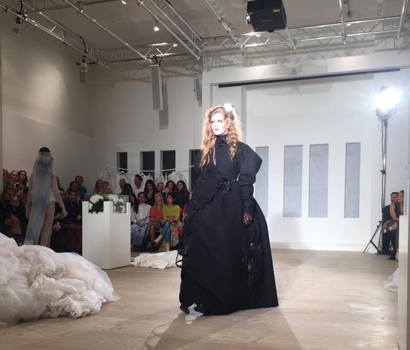 Tesswithlotte laat publiek wegdromen bij demi-couture van vintage trouwjurken Tesswithlotte laat publiek wegdromen bij demi-couture van vintage trouwjurken