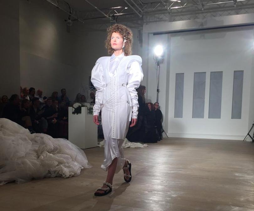 Tesswithlotte laat publiek wegdromen bij demi-couture van vintage trouwjurken Tesswithlotte laat publiek wegdromen bij demi-couture van vintage trouwjurken