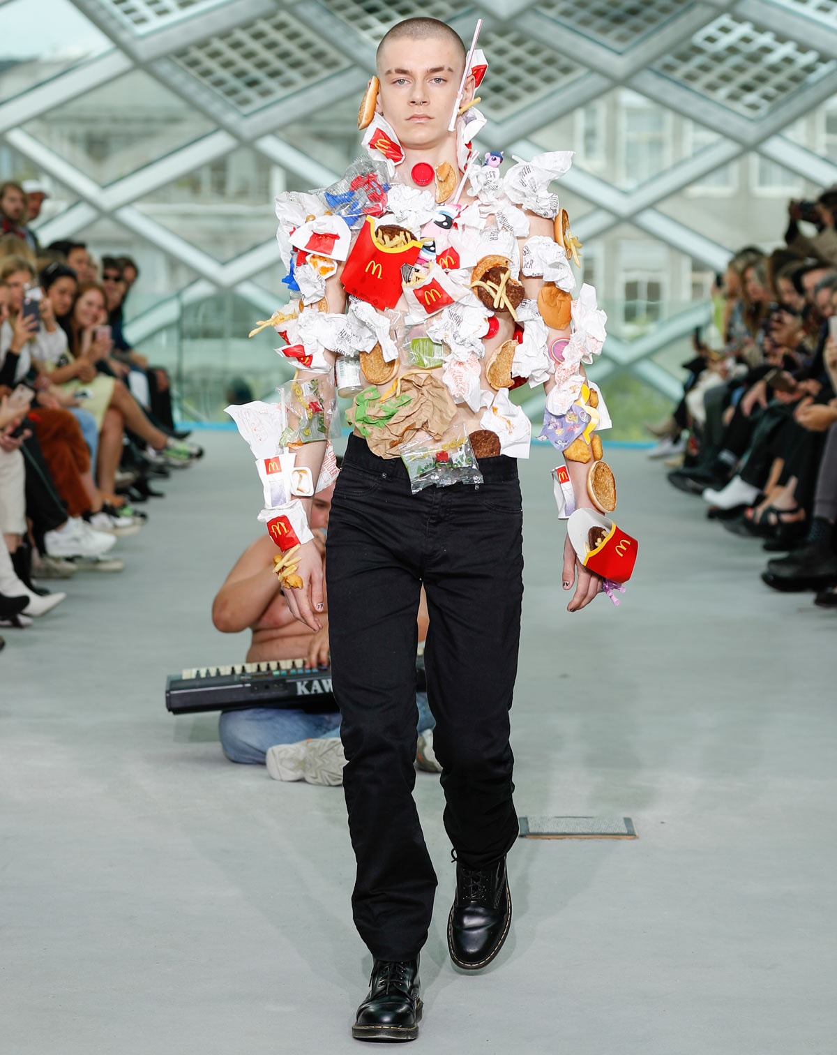 AFW: Duran Lantink maakt al ravend een statement tegen overconsumentisme AFW: Duran Lantink maakt al ravend een statement tegen overconsumentisme