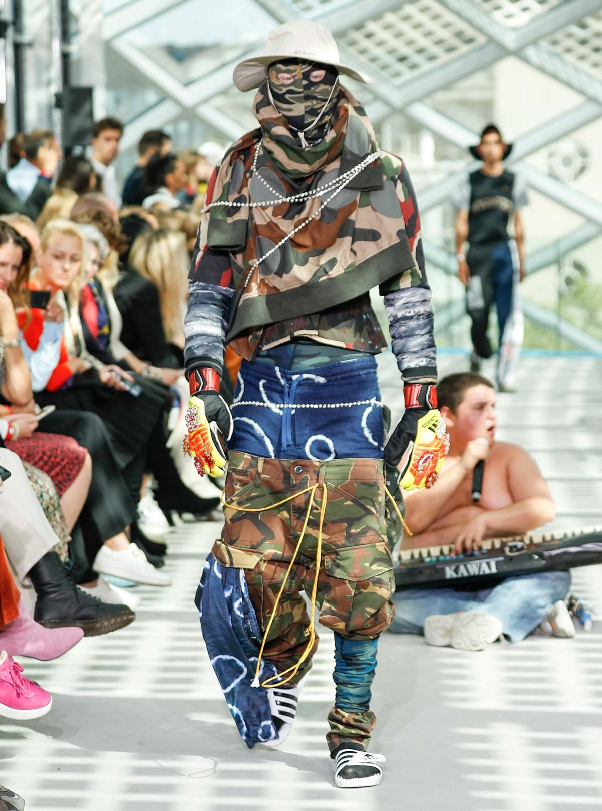 AFW: Duran Lantink maakt al ravend een statement tegen overconsumentisme AFW: Duran Lantink maakt al ravend een statement tegen overconsumentisme