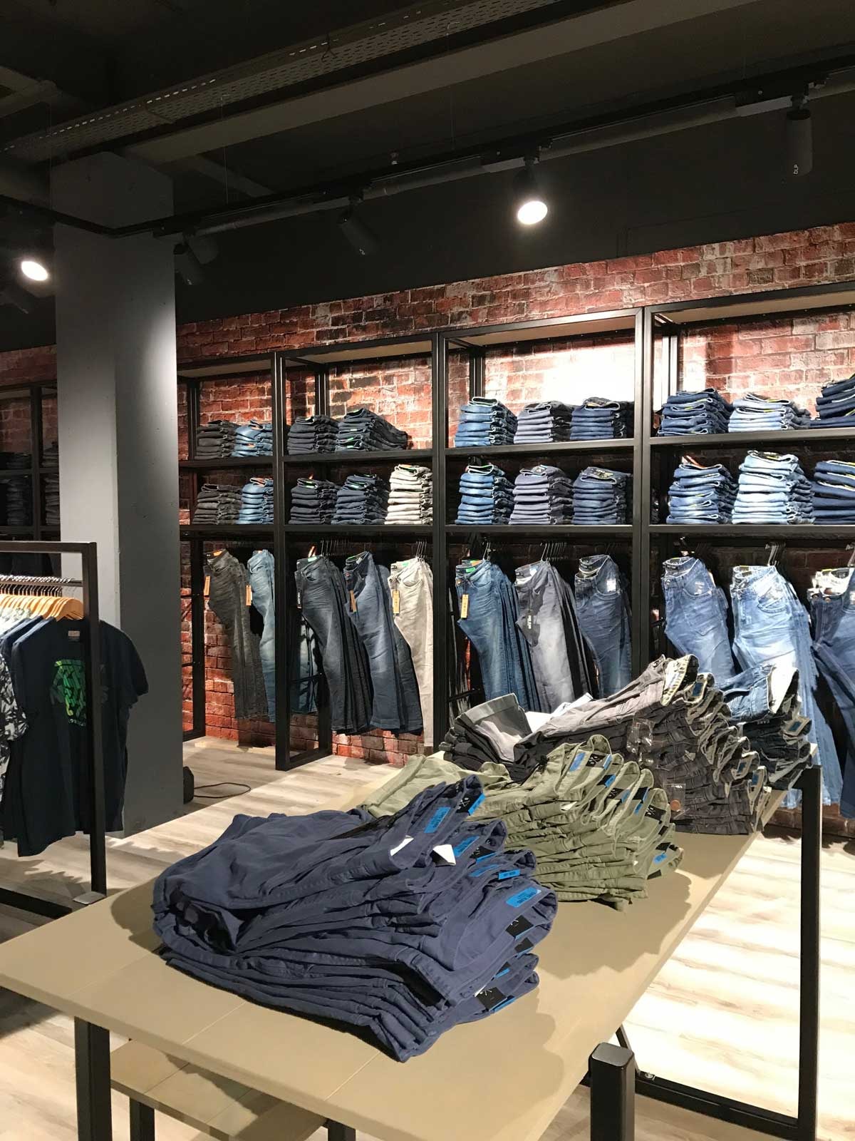 Het succes van Okay Fashion & Jeans: “Je moet je boerenverstand gebruiken” Het succes van Okay Fashion & Jeans: “Je moet je boerenverstand gebruiken”