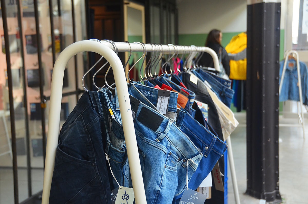 Spijkerbroeken verkopen doe je zo: vijf tips voor wie in de winkel staat Spijkerbroeken verkopen doe je zo: vijf tips voor wie in de winkel staat