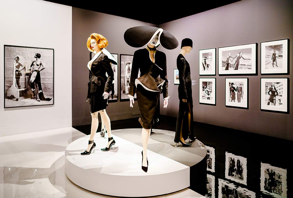 Thierry Mugler Couturissime: Femmes fatales en wilde beesten in multimediaal spektakel Thierry Mugler Couturissime: Femmes fatales en wilde beesten in multimediaal spektakel
