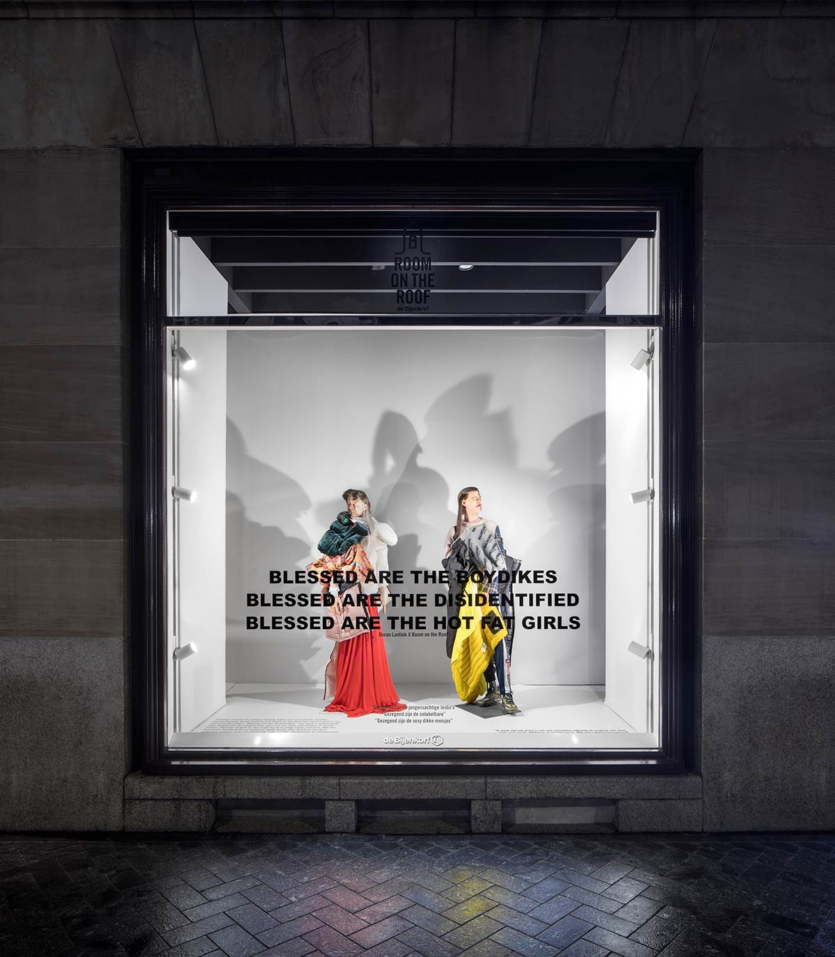 Duran Lantink maakt outfits van oude voorraad Bijenkorf Duran Lantink maakt outfits van oude voorraad Bijenkorf