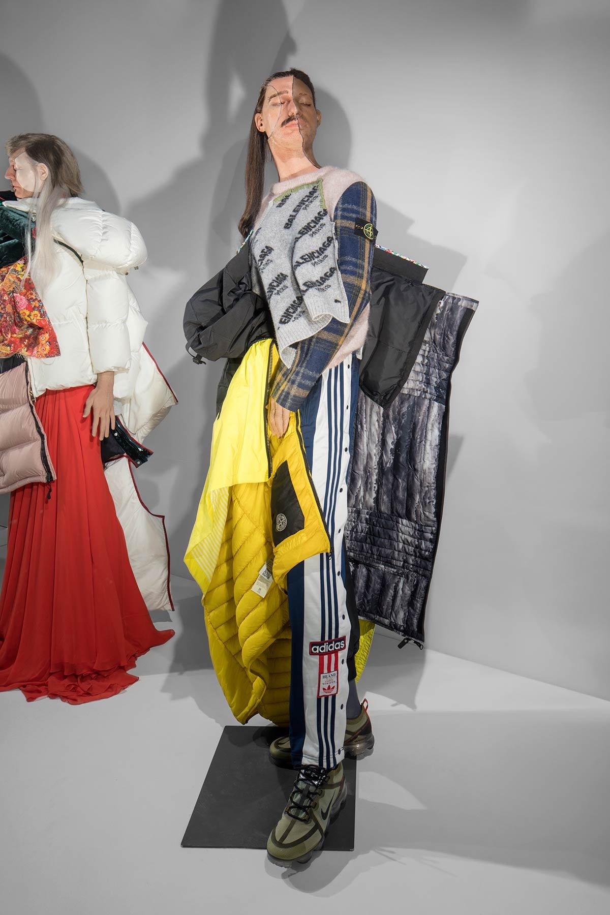 Duran Lantink maakt outfits van oude voorraad Bijenkorf Duran Lantink maakt outfits van oude voorraad Bijenkorf