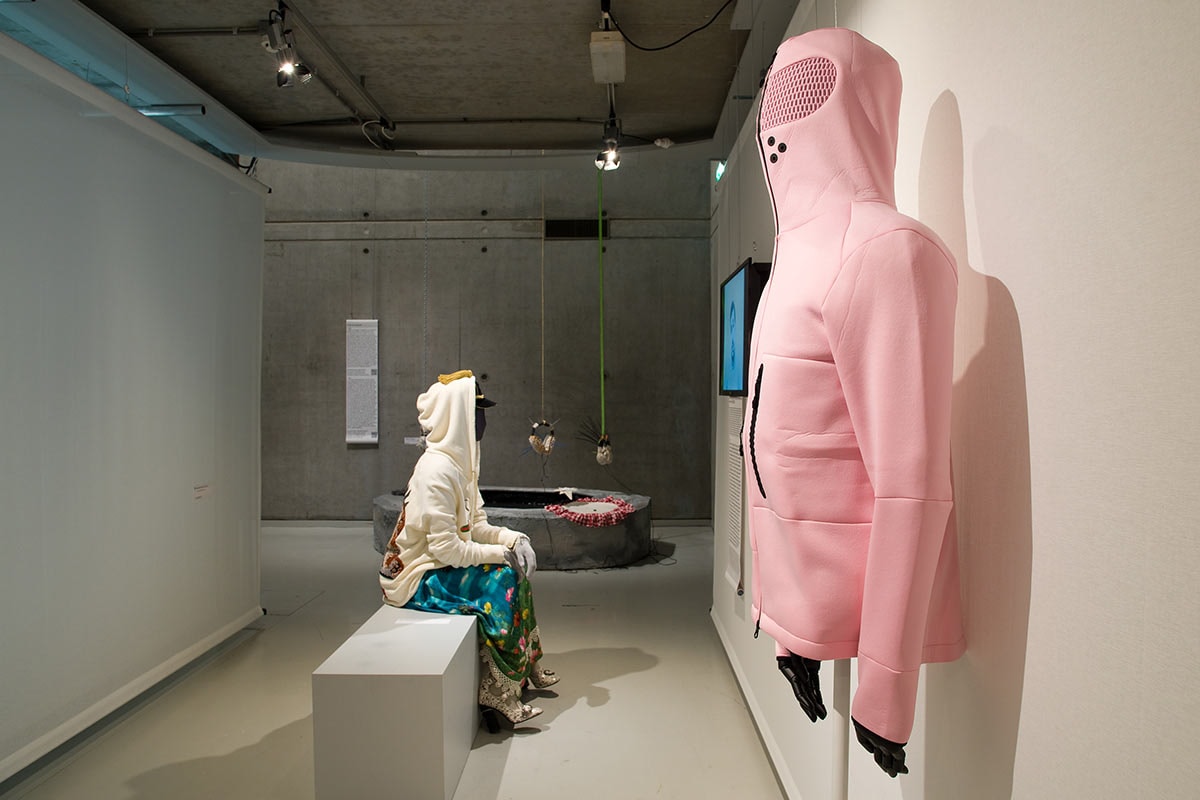 Nieuwe tentoonstelling ‘The Hoodie’ zoomt in op werelden rondom het kledingstuk Nieuwe tentoonstelling ‘The Hoodie’ zoomt in op werelden rondom het kledingstuk
