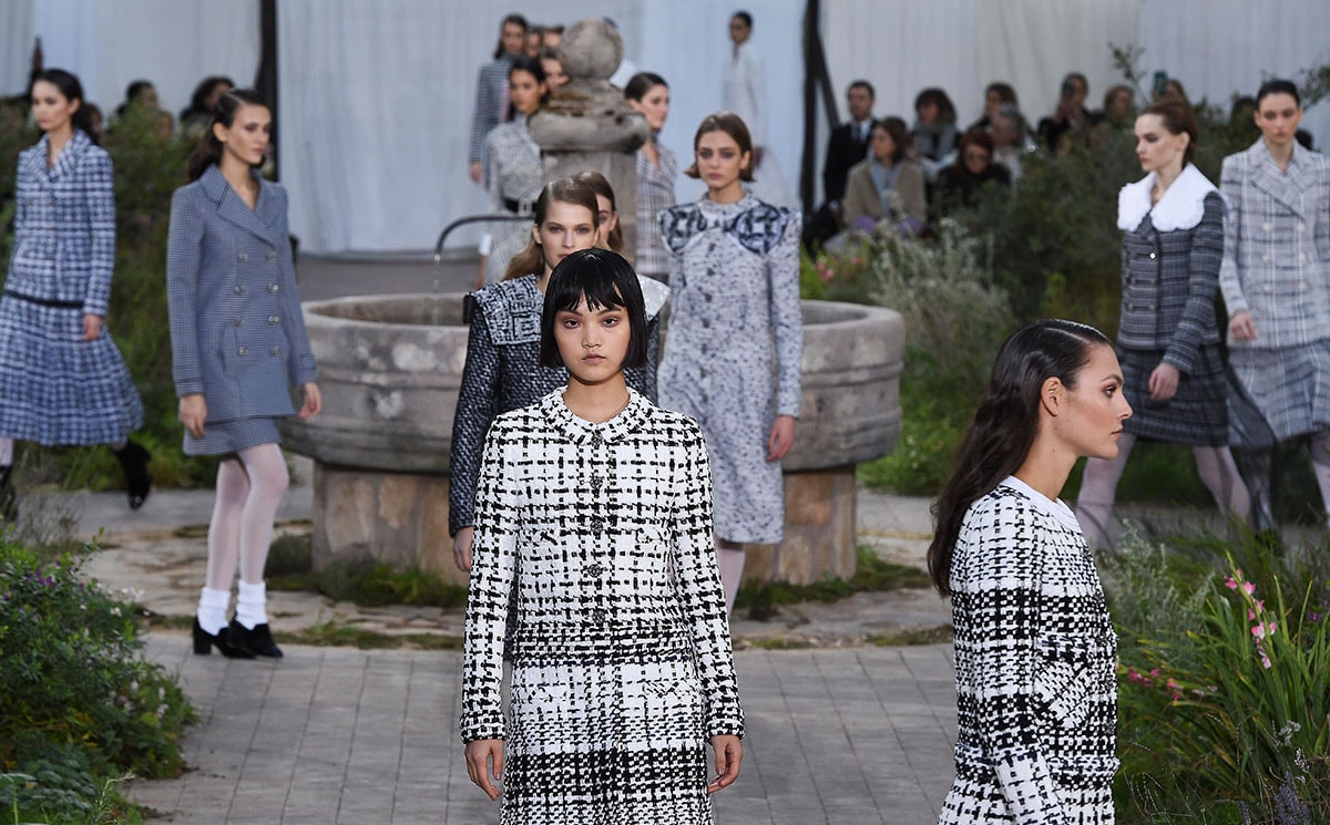 Een jaar later: Hoe Chanel, Fendi en het merk Karl Lagerfeld verder gingen zonder Karl Een jaar later: Hoe Chanel, Fendi en het merk Karl Lagerfeld verder gingen zonder Karl