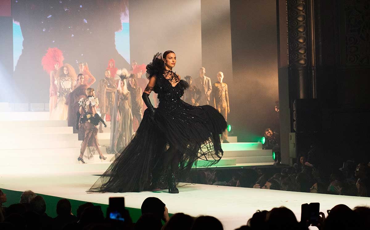 Jean Paul Gaultier neemt afscheid van de catwalk met een upcycle-collectie Jean Paul Gaultier neemt afscheid van de catwalk met een upcycle-collectie