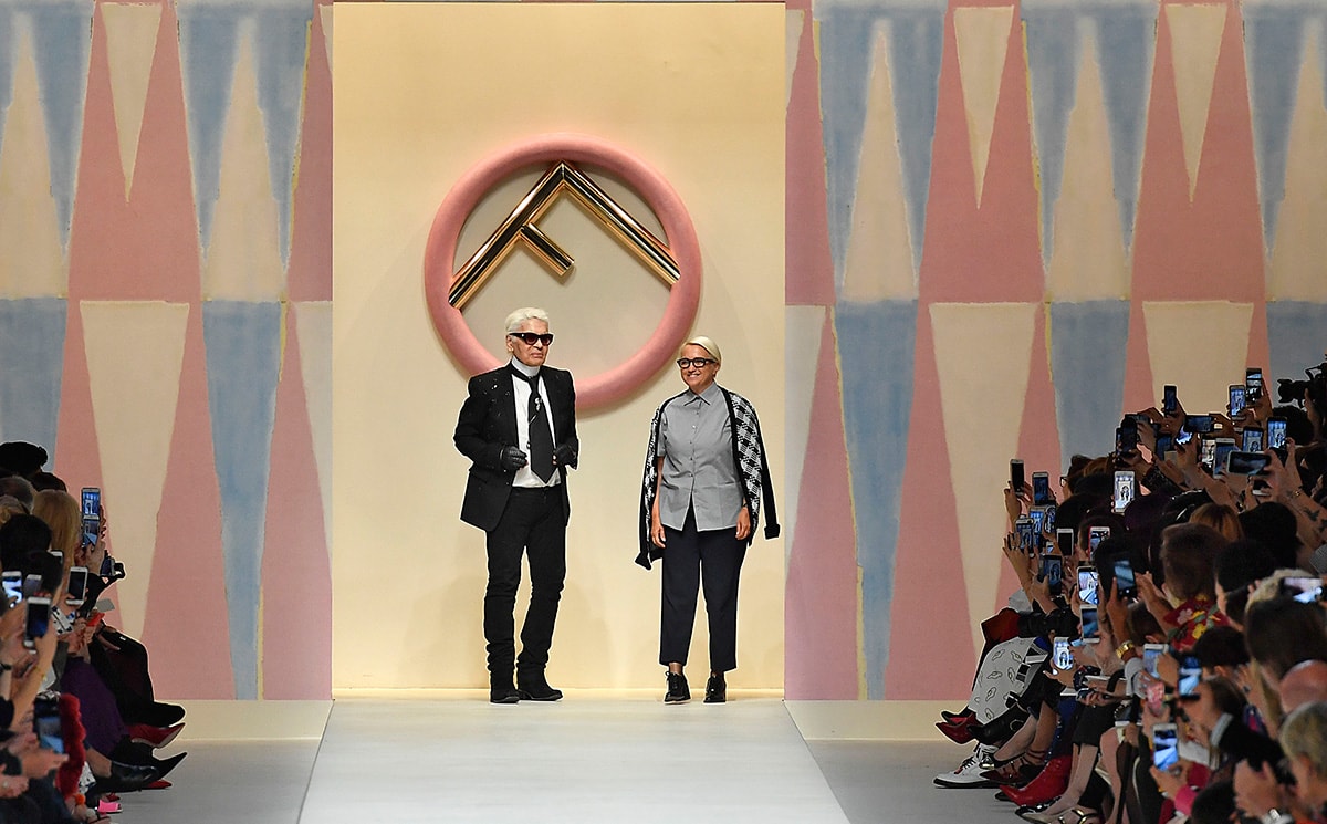 Een jaar later: Hoe Chanel, Fendi en het merk Karl Lagerfeld verder gingen zonder Karl Een jaar later: Hoe Chanel, Fendi en het merk Karl Lagerfeld verder gingen zonder Karl