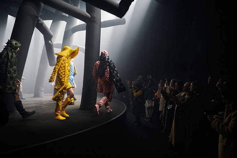 JW Anderson en Rimowa maken Milaan debuut met Moncler Genius JW Anderson en Rimowa maken Milaan debuut met Moncler Genius