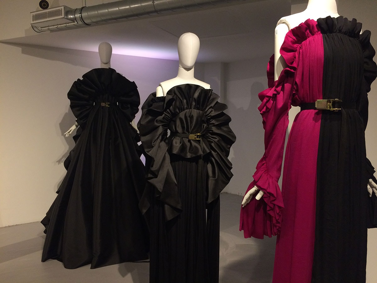 Binnenkijken: couture en kunst Claes Iversen tentoongesteld in hotel MAI Binnenkijken: couture en kunst Claes Iversen tentoongesteld in hotel MAI