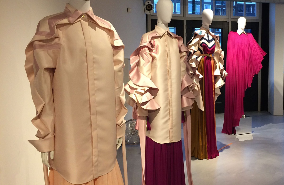 Binnenkijken: couture en kunst Claes Iversen tentoongesteld in hotel MAI Binnenkijken: couture en kunst Claes Iversen tentoongesteld in hotel MAI