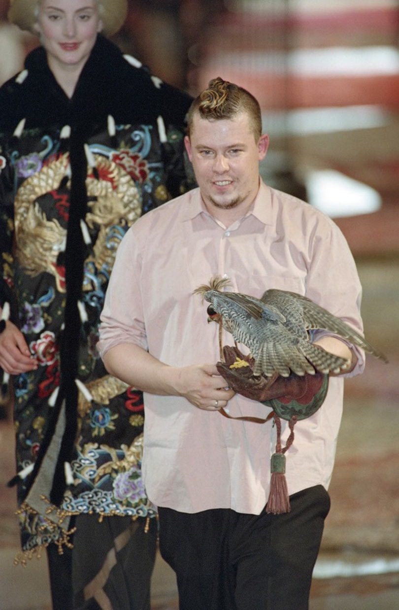 Tien jaar na het overlijden: een Alexander McQueen terugblik Tien jaar na het overlijden: een Alexander McQueen terugblik