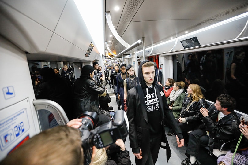 Nietsvermoedende reizigers verrast met G-Star Raw show in Amsterdamse metro Nietsvermoedende reizigers verrast met G-Star Raw show in Amsterdamse metro