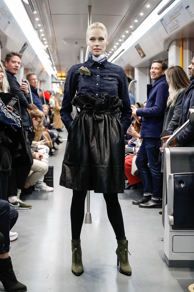 Nietsvermoedende reizigers verrast met G-Star Raw show in Amsterdamse metro Nietsvermoedende reizigers verrast met G-Star Raw show in Amsterdamse metro
