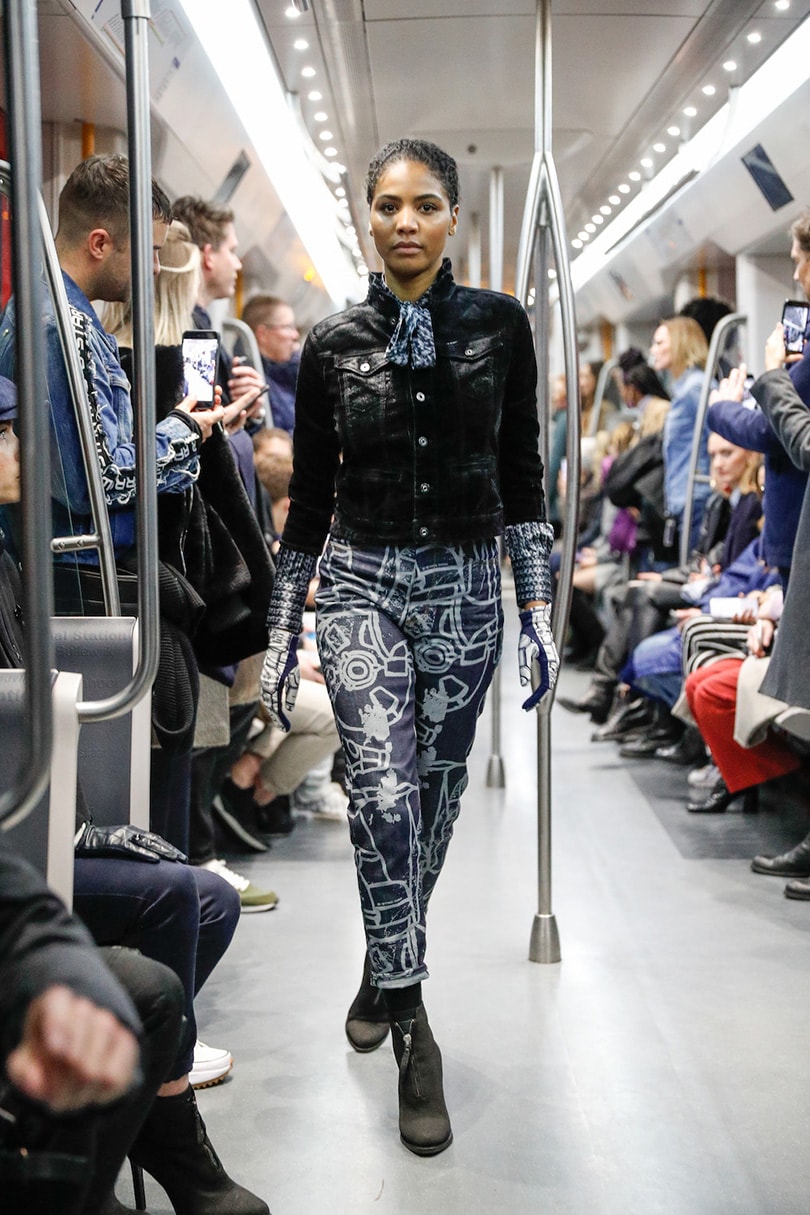 Nietsvermoedende reizigers verrast met G-Star Raw show in Amsterdamse metro Nietsvermoedende reizigers verrast met G-Star Raw show in Amsterdamse metro
