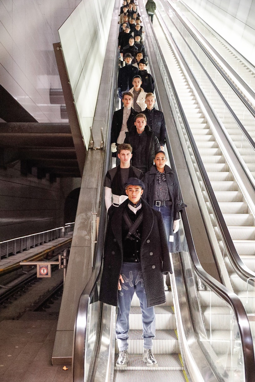 Nietsvermoedende reizigers verrast met G-Star Raw show in Amsterdamse metro Nietsvermoedende reizigers verrast met G-Star Raw show in Amsterdamse metro