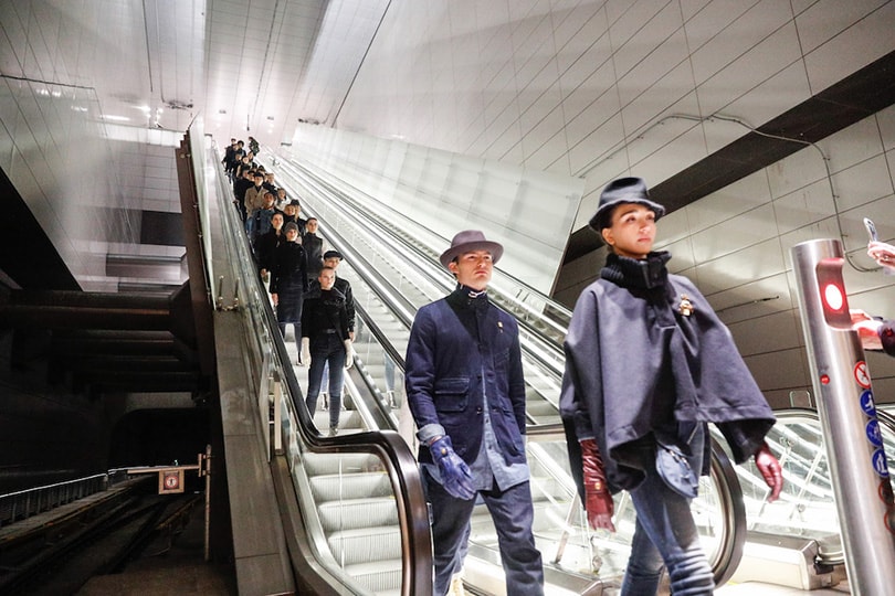 Nietsvermoedende reizigers verrast met G-Star Raw show in Amsterdamse metro Nietsvermoedende reizigers verrast met G-Star Raw show in Amsterdamse metro