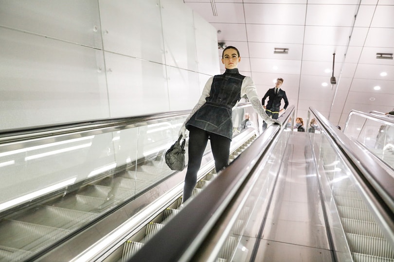 Nietsvermoedende reizigers verrast met G-Star Raw show in Amsterdamse metro Nietsvermoedende reizigers verrast met G-Star Raw show in Amsterdamse metro