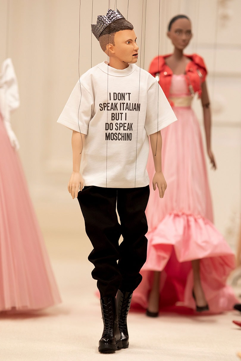 Bijzonder: Moschino maakt poppenshow voor presentatie SS21 Bijzonder: Moschino maakt poppenshow voor presentatie SS21