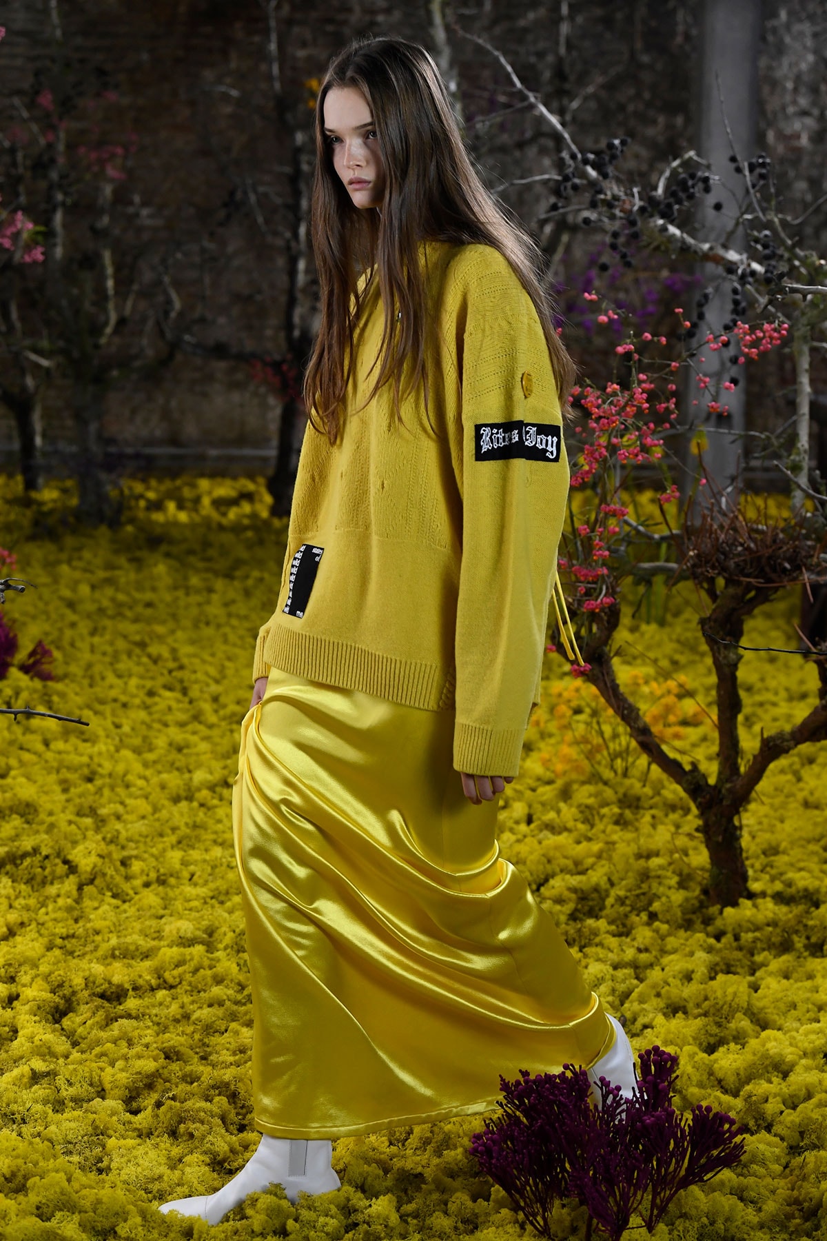 Kijken: De eerste damescollectie bij modehuis Raf Simons Kijken: De eerste damescollectie bij modehuis Raf Simons