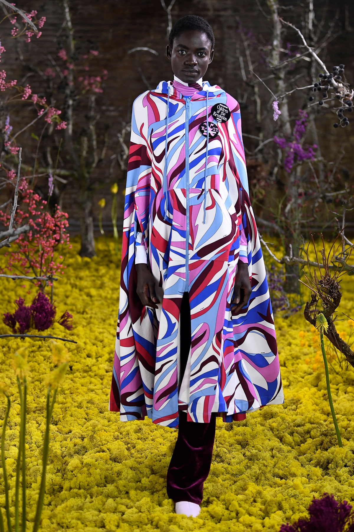 Kijken: De eerste damescollectie bij modehuis Raf Simons Kijken: De eerste damescollectie bij modehuis Raf Simons