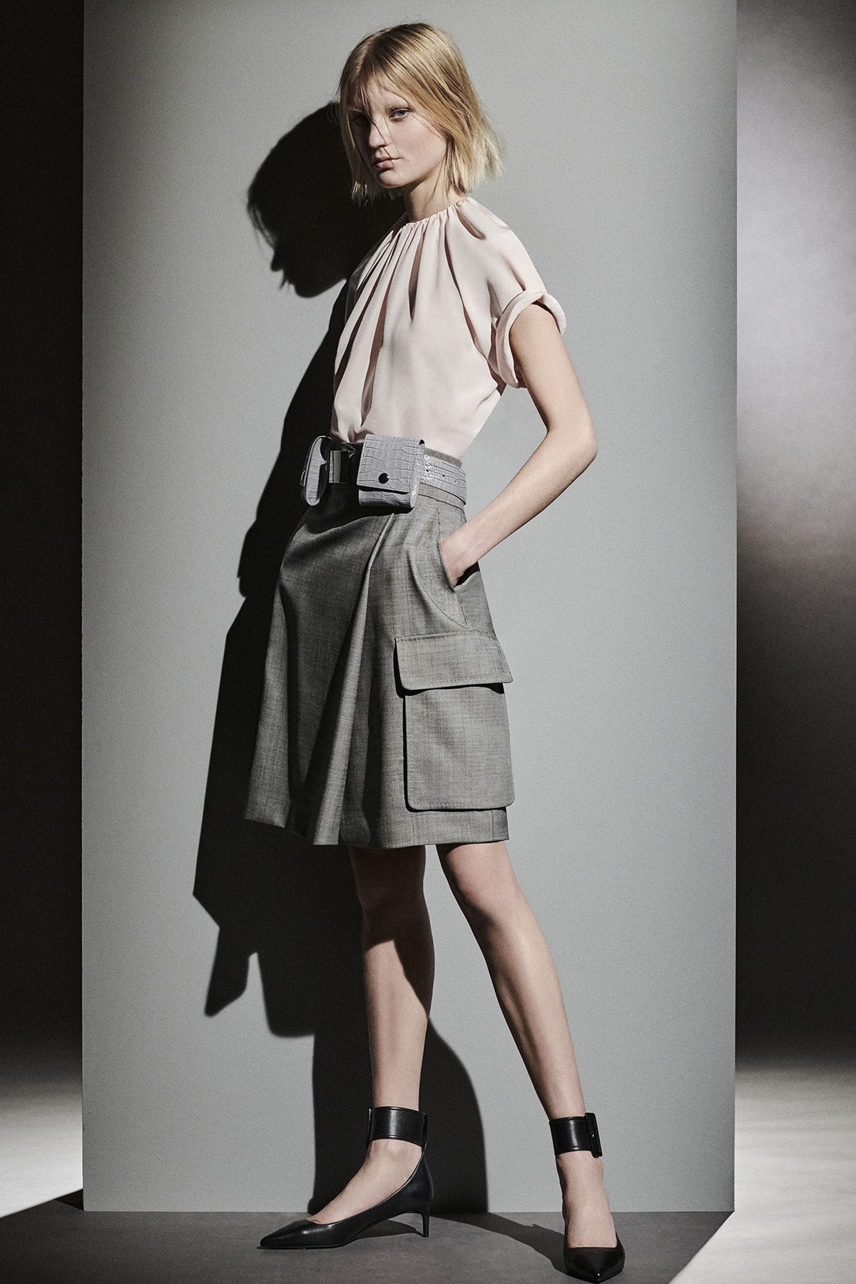 Pre-Fall 2021 Damesmodetrend: vierkante zakken Pre-Fall 2021 Damesmodetrend: vierkante zakken