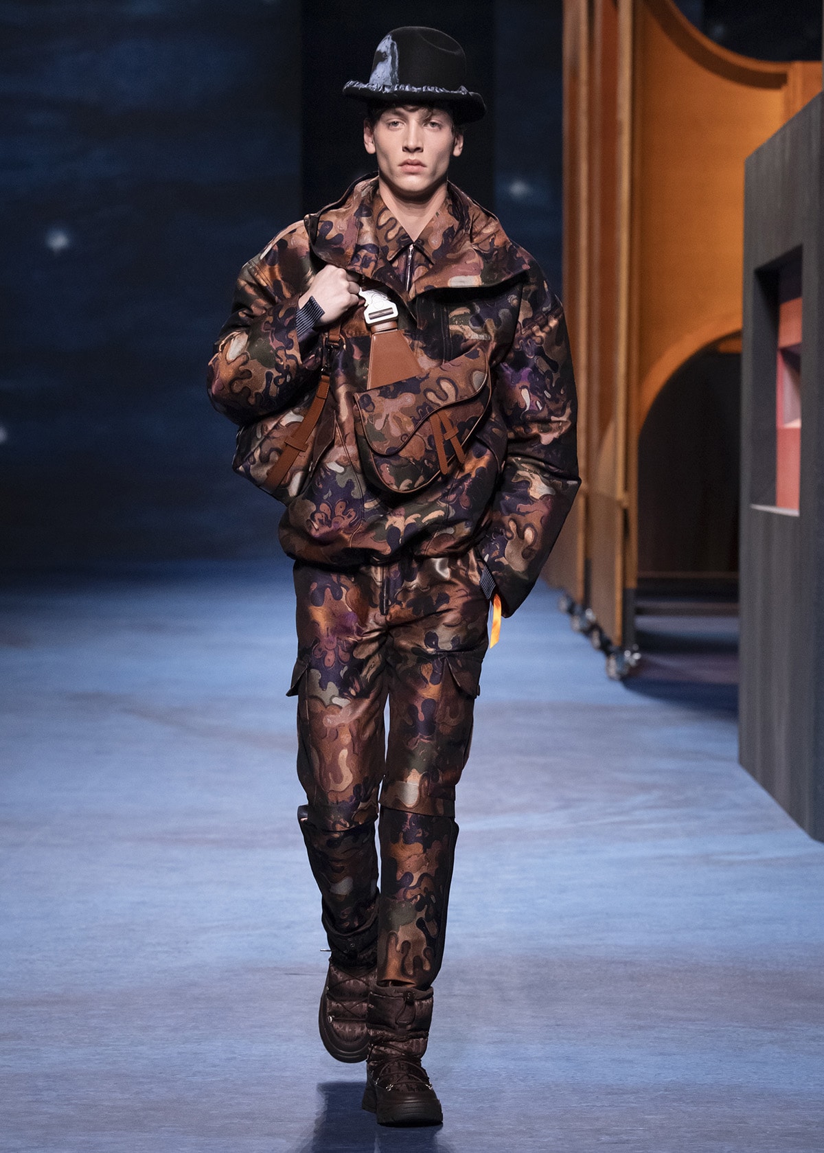 Dior werkt samen met kunstenaar Peter Doig voor menswear collectie FW21 Dior werkt samen met kunstenaar Peter Doig voor menswear collectie FW21